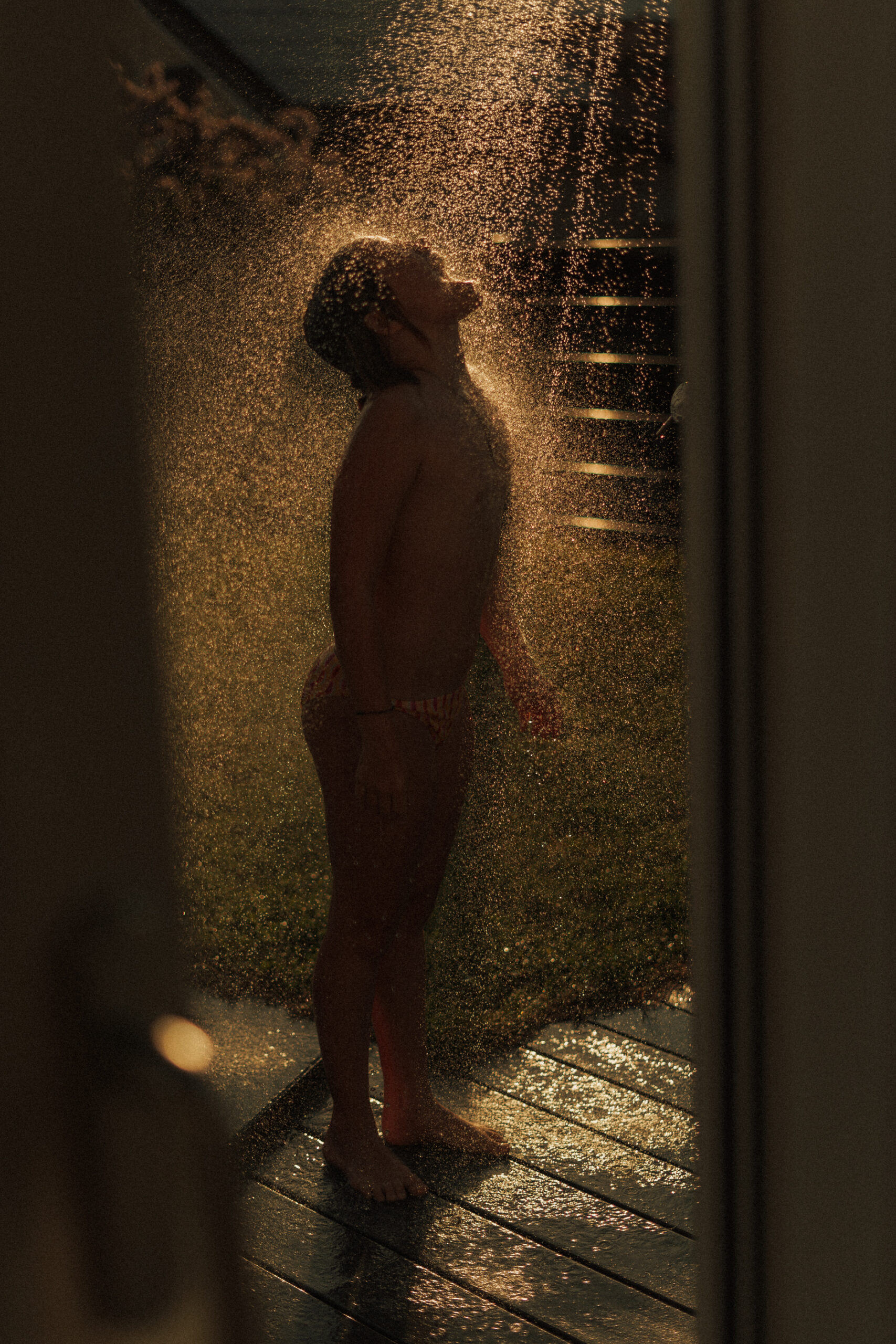 Enfant qui prend sa douche d'ext&eacute;rieur en &eacute;t&eacute;