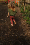 enfant qui court à pieds nus