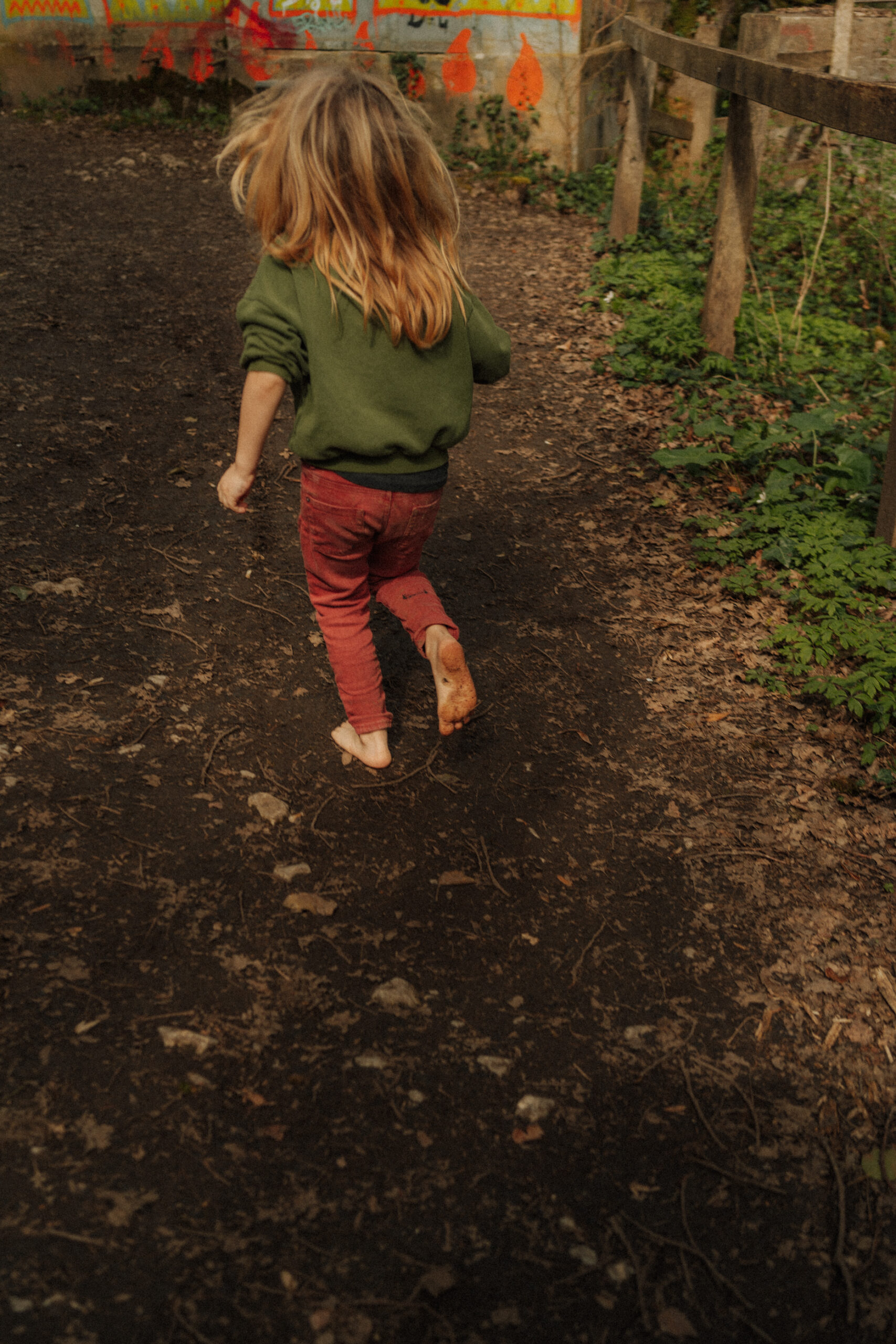 enfant qui court &agrave; pieds nus