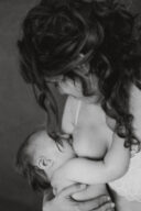 allaitement derrière des cheveux