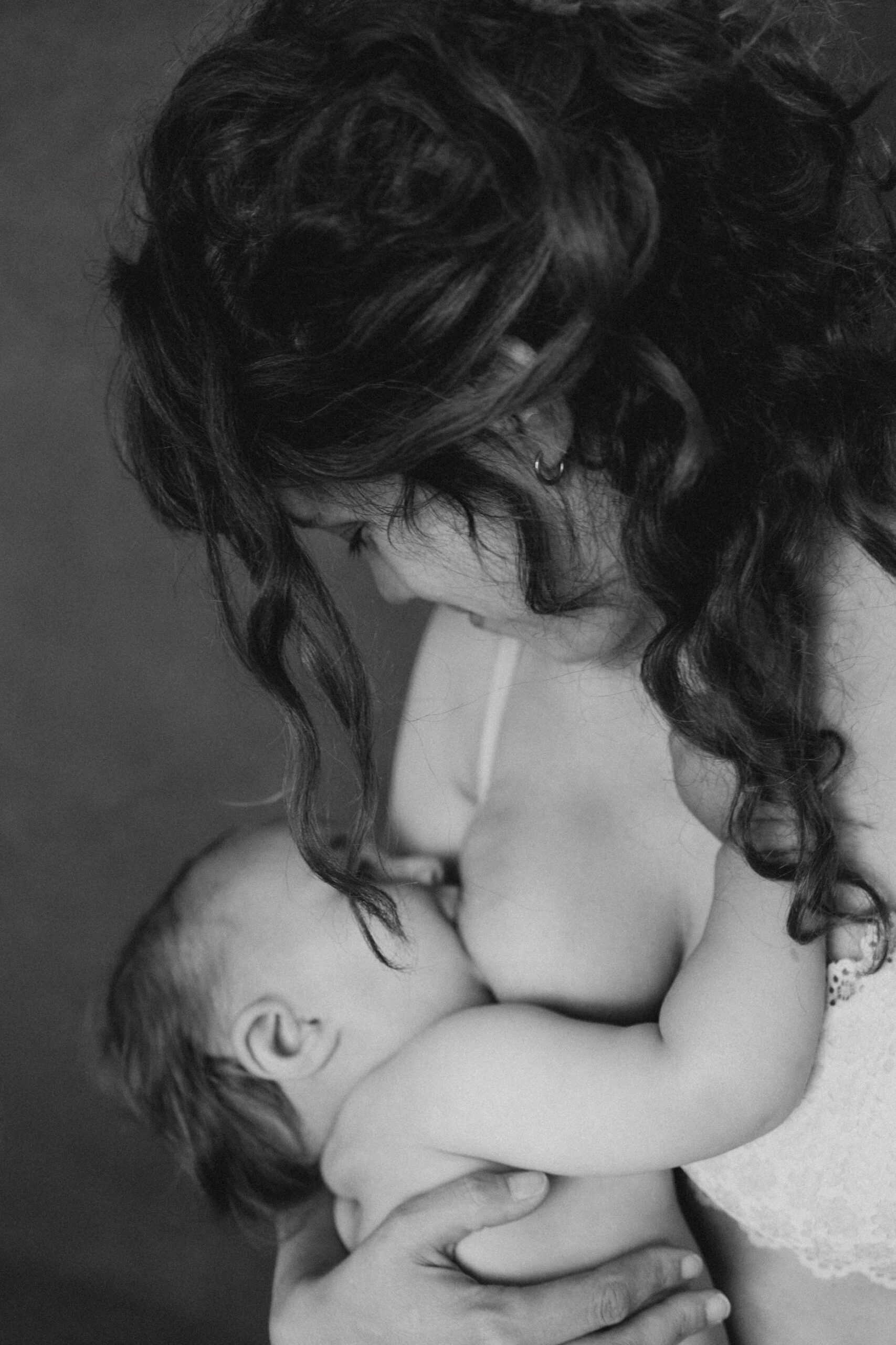 allaitement derri&egrave;re des cheveux