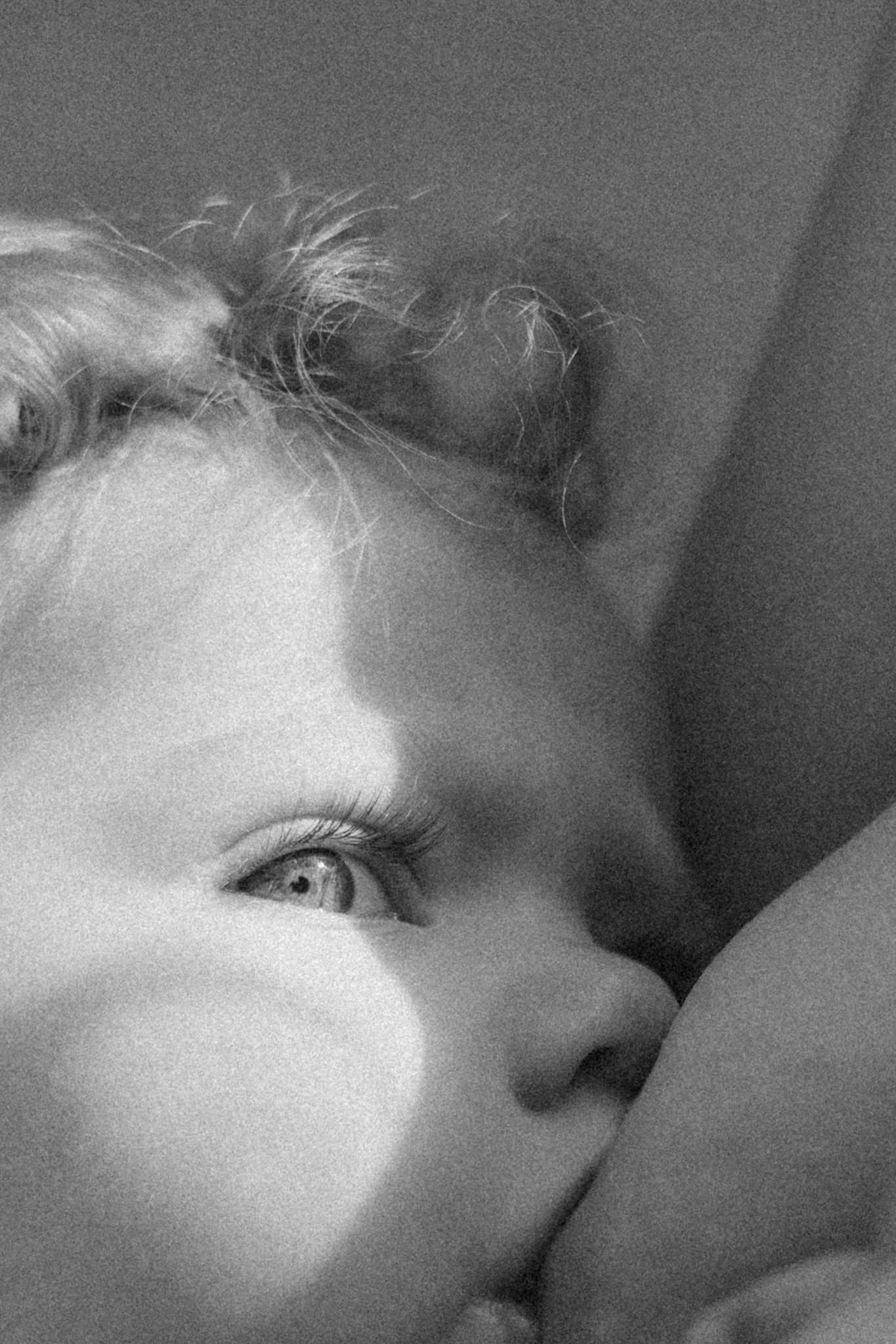 Gros plan sur l'oeil d'un b&eacute;b&eacute; qui t&egrave;te