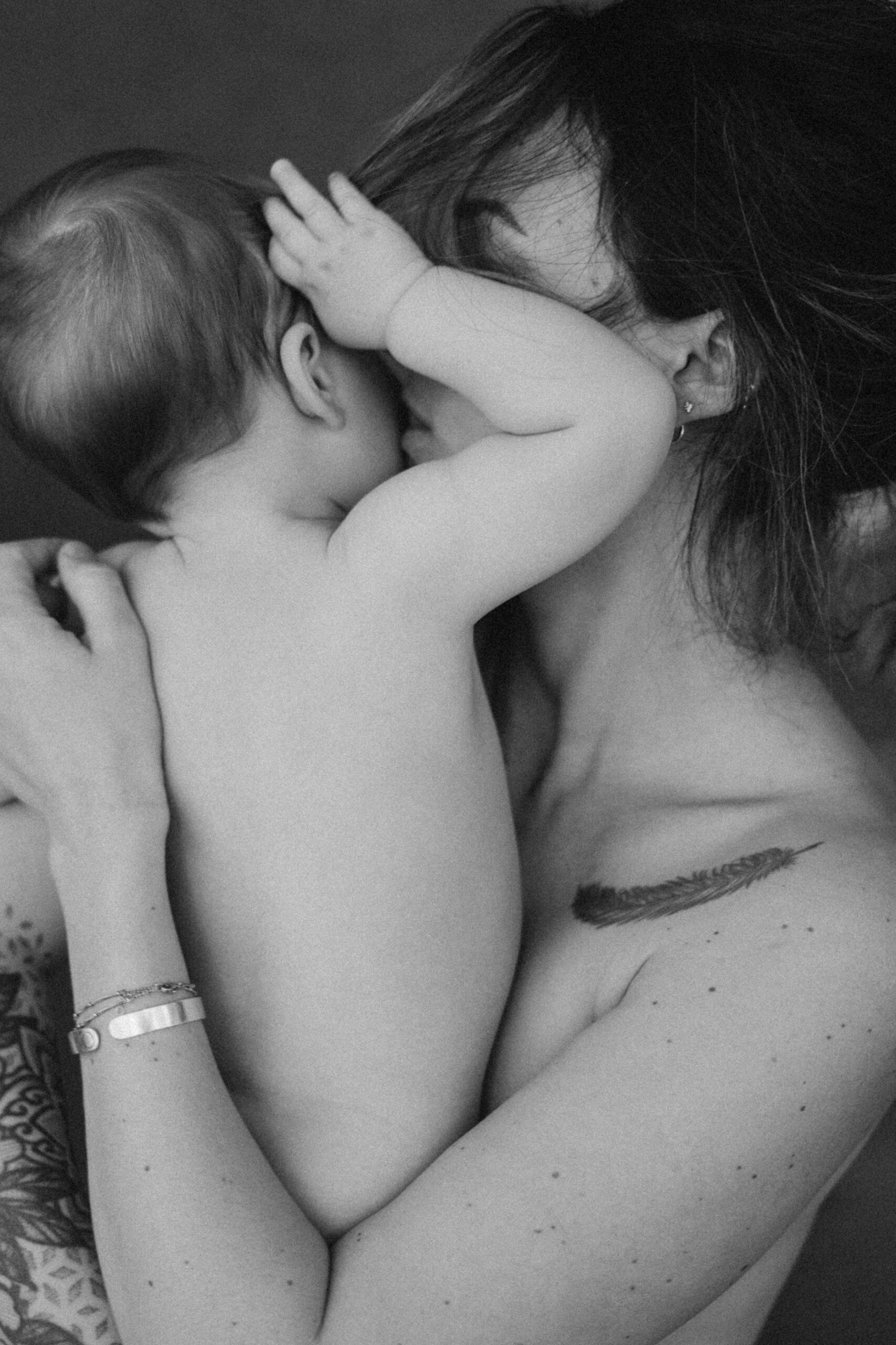 une m&egrave;re embrasse son enfant de mani&egrave;re artistique