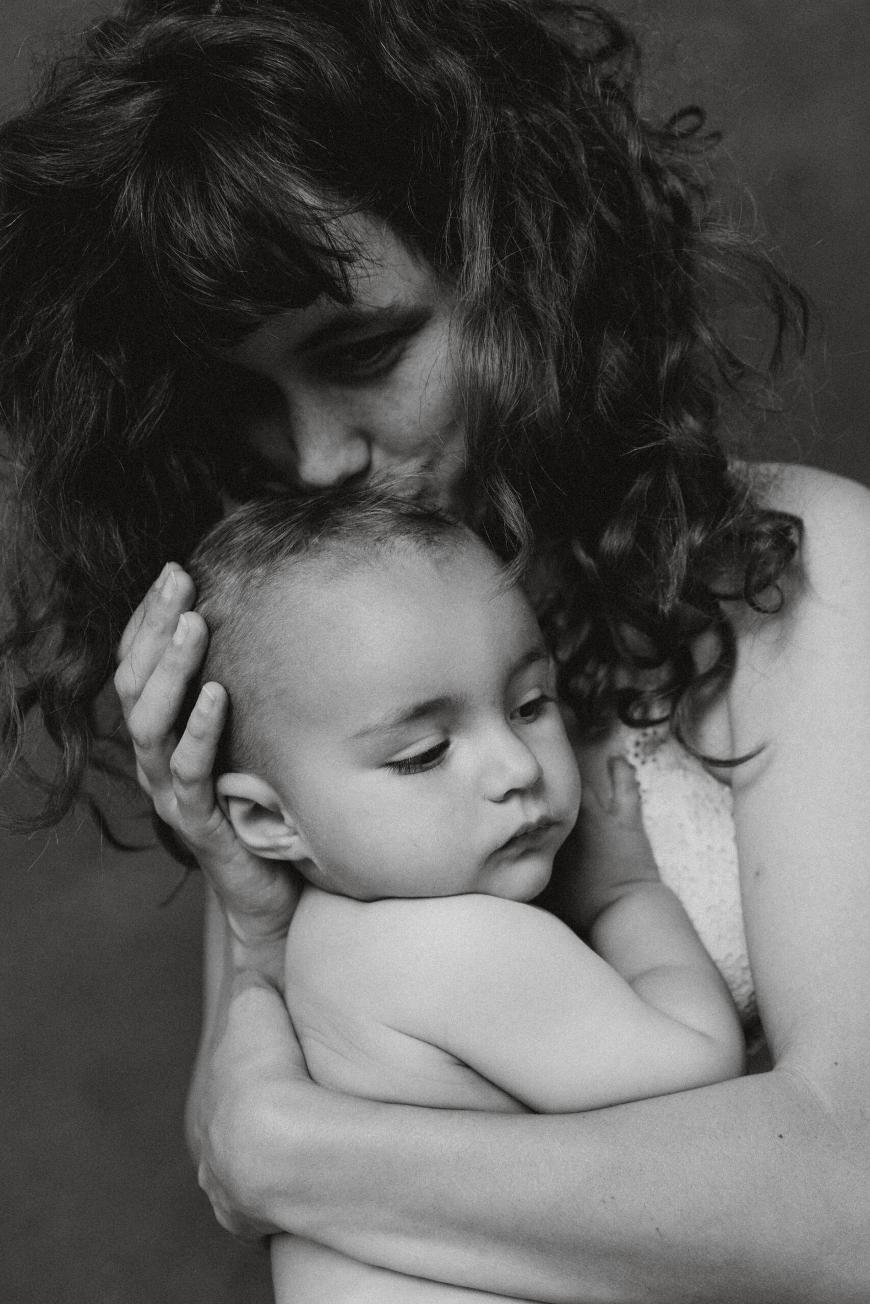 une maman d&eacute;pose un bisous sur la t&ecirc;te de sa b&eacute;b&eacute;
