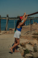 Frère et soeur qui observent