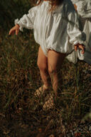 Jambe potelée d'enfant