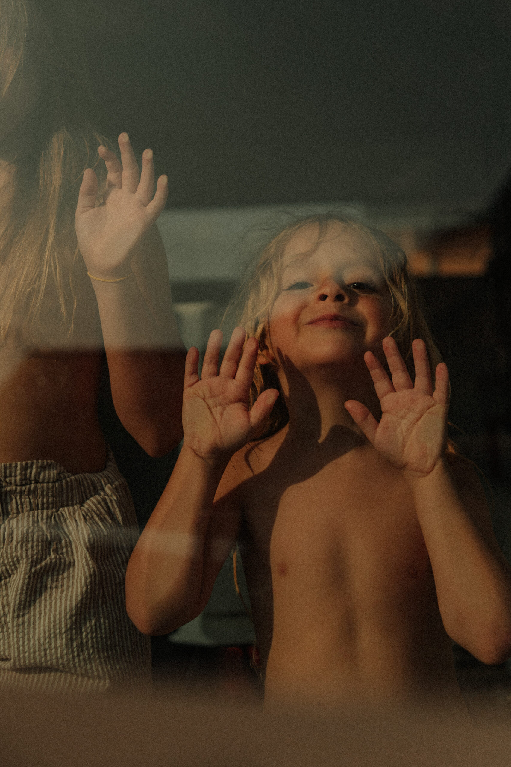 Enfant le nez coll&eacute; &agrave; la vitre