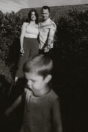 deux parents avec leur fils dans leur jardin