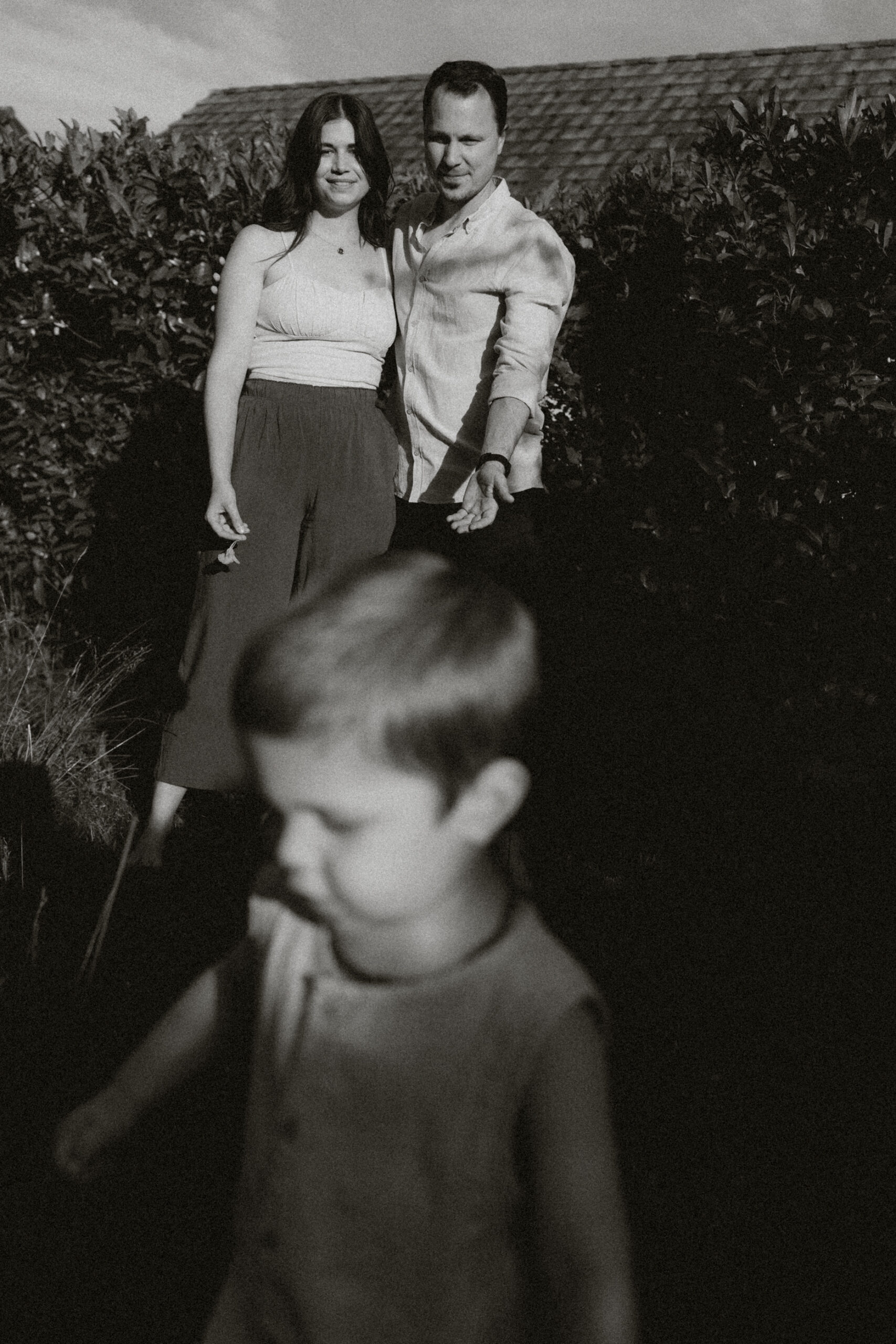 deux parents avec leur fils dans leur jardin