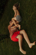 Des frères qui se chamaillent dans le jardin