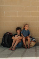 deux fères qui attendant contre un mur