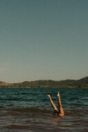 des jambes qui dépassent du lac