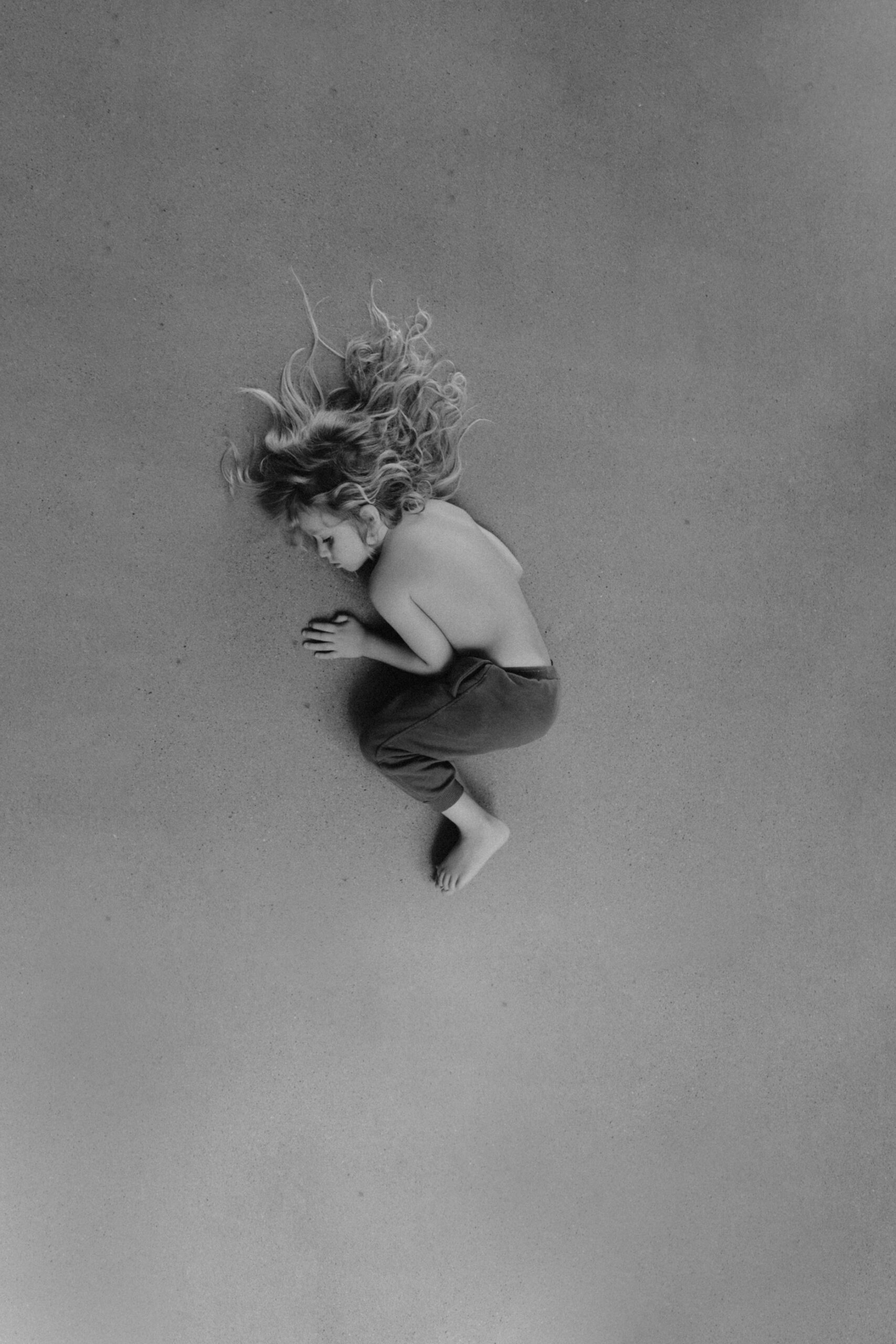 enfant couch&eacute; sur le sol