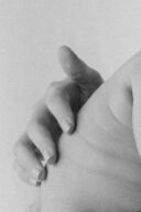 gros plan main sur dos d'un bébé