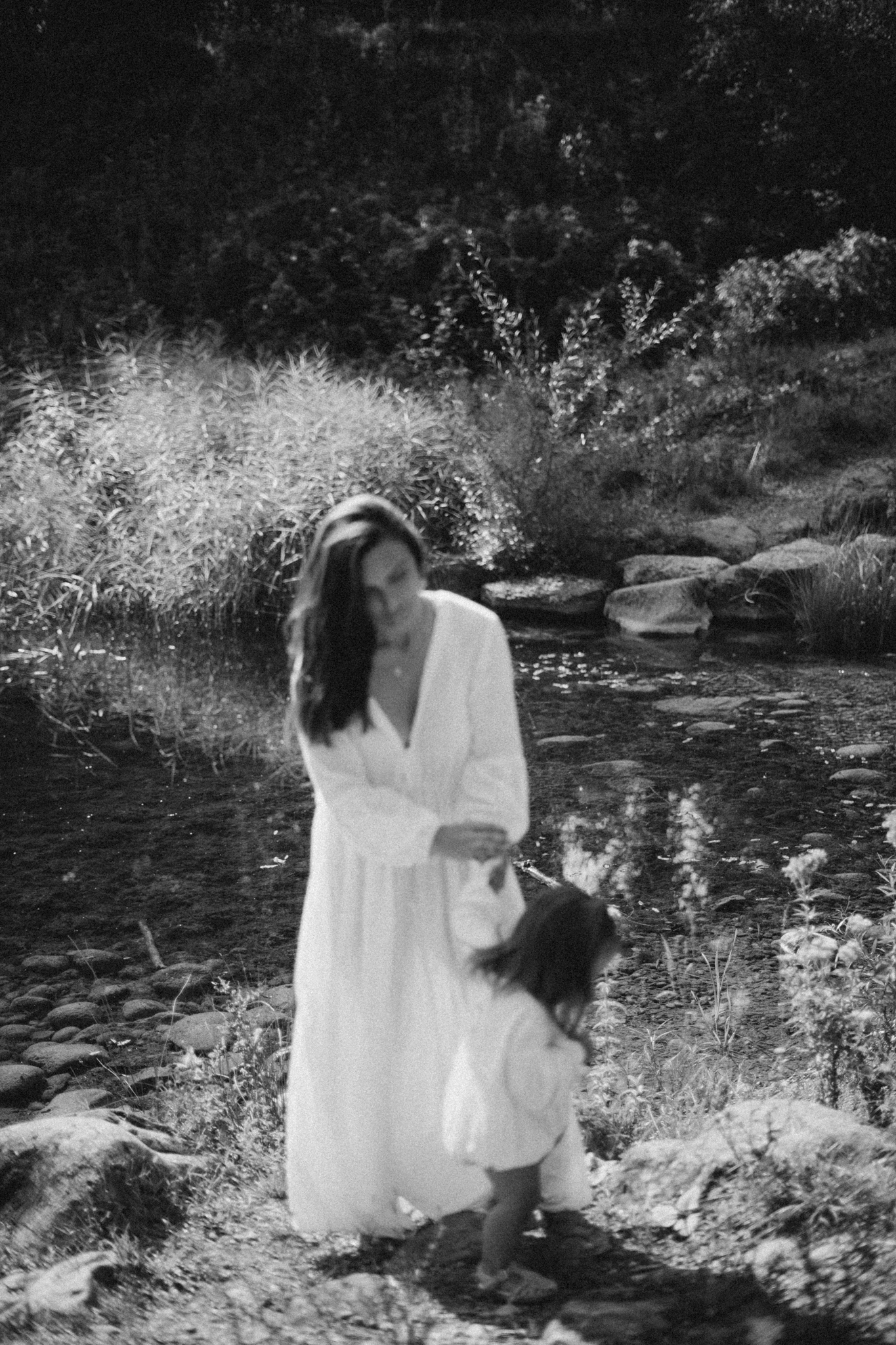 M&egrave;re et fille au bord d'un &eacute;tang