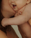 détail bave qui coule de la bouche de bébé