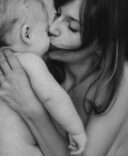 Une mère fait un bisou à son fils