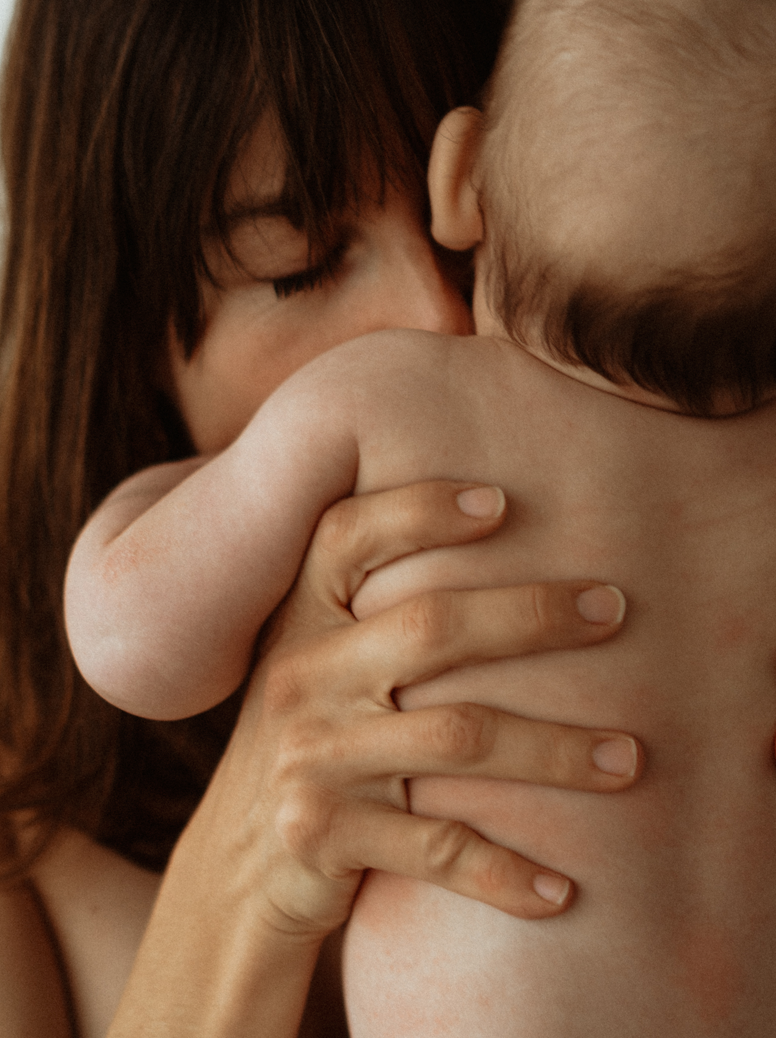 M&egrave;re qui renifle son b&eacute;b&eacute;