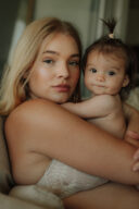 Portait mère et fille en peau à peau