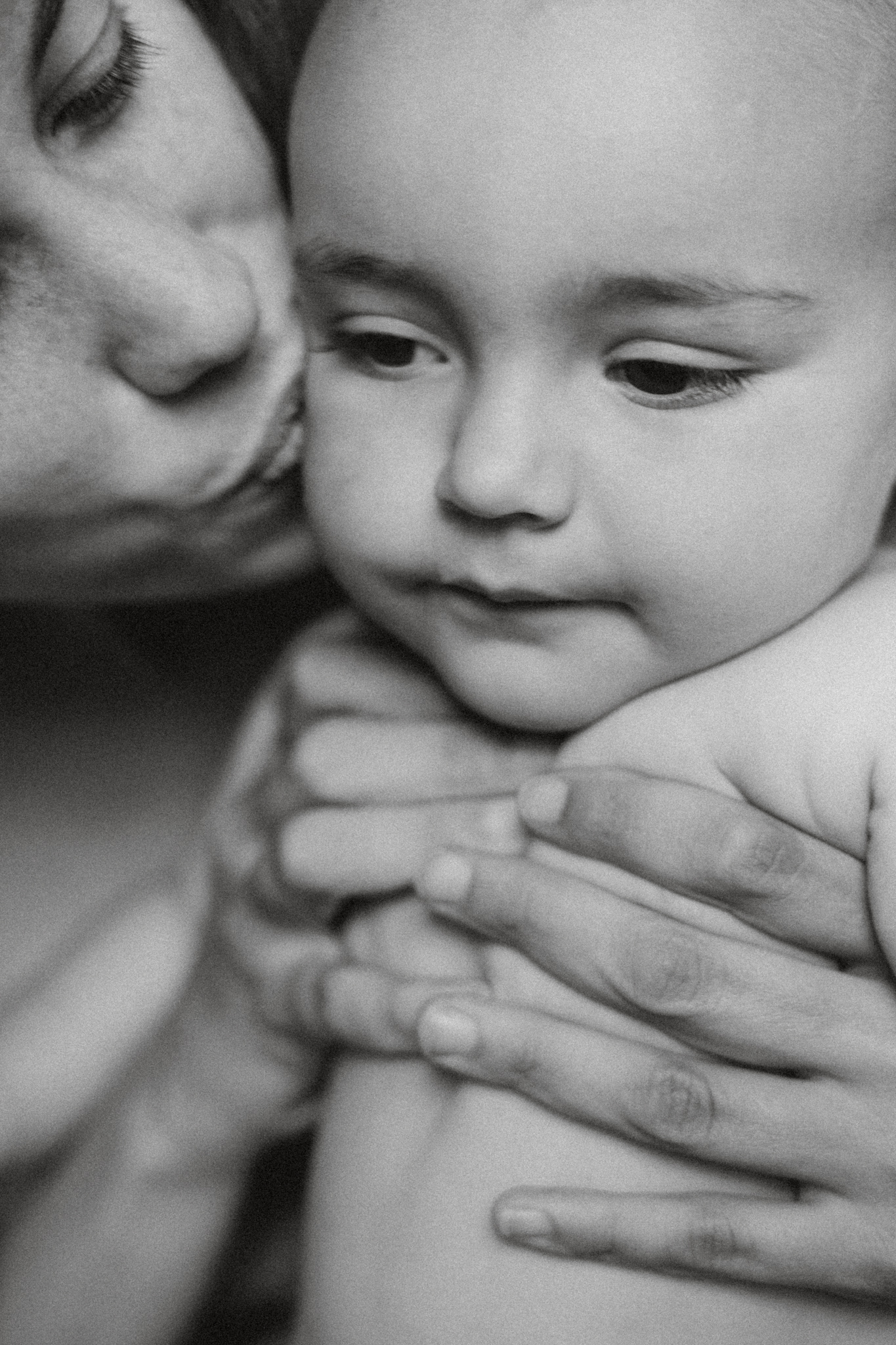 une m&egrave;re embrasse sa fille