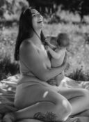 Une mère en peau à peau éclate de rire