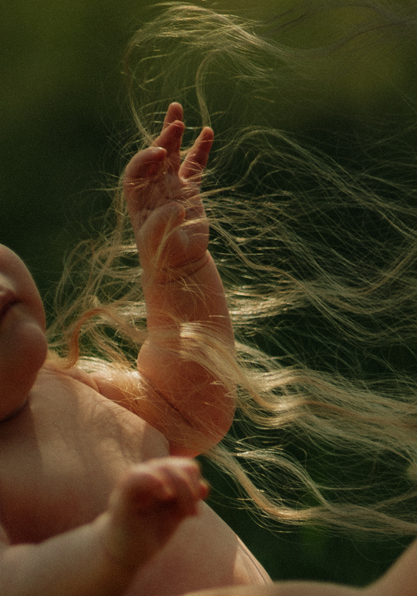Mains de b&eacute;b&eacute; pris dans les cheveux de sa maman