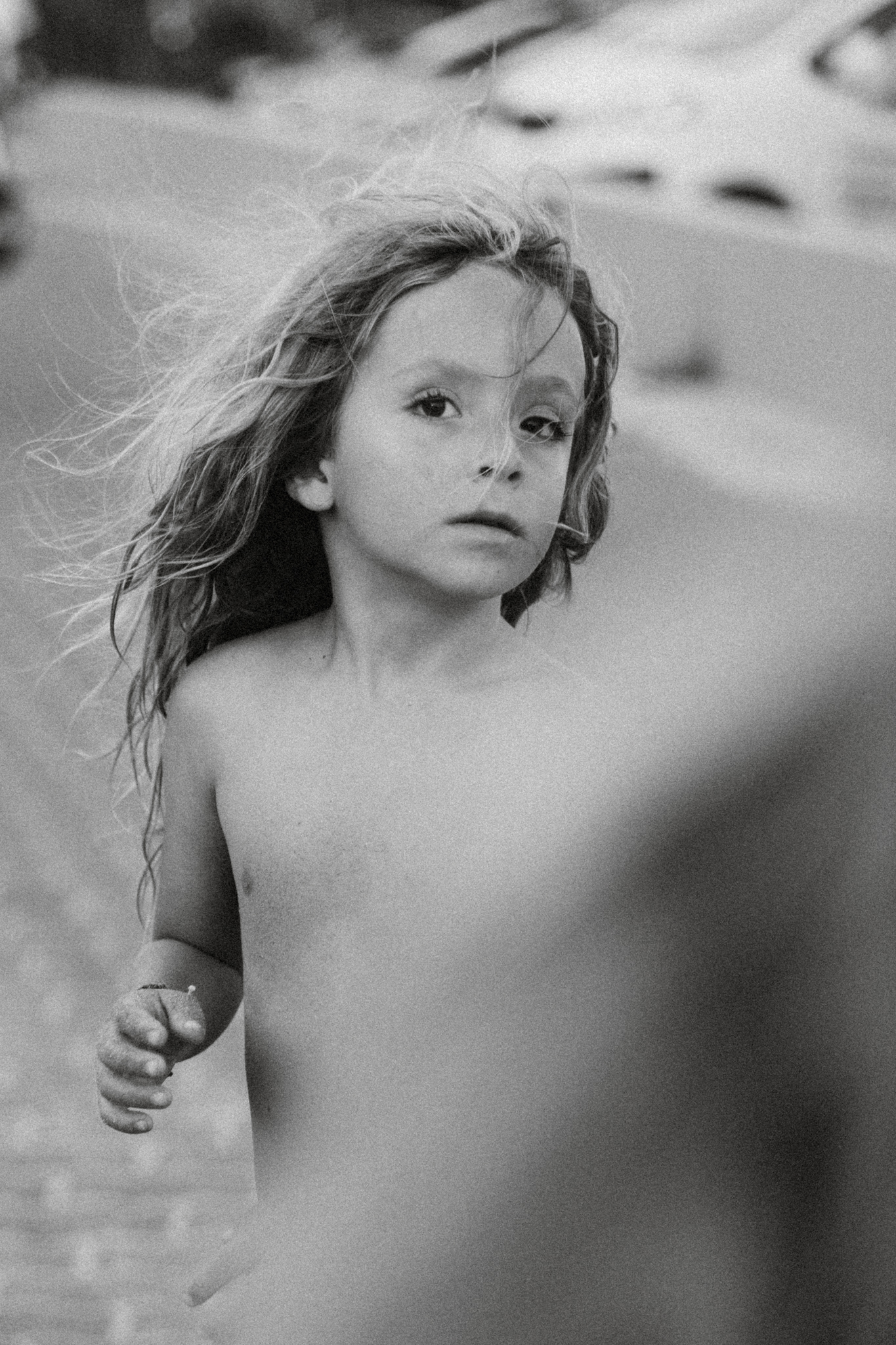 Petit gar&ccedil;on au cheveux long boucl&eacute;s