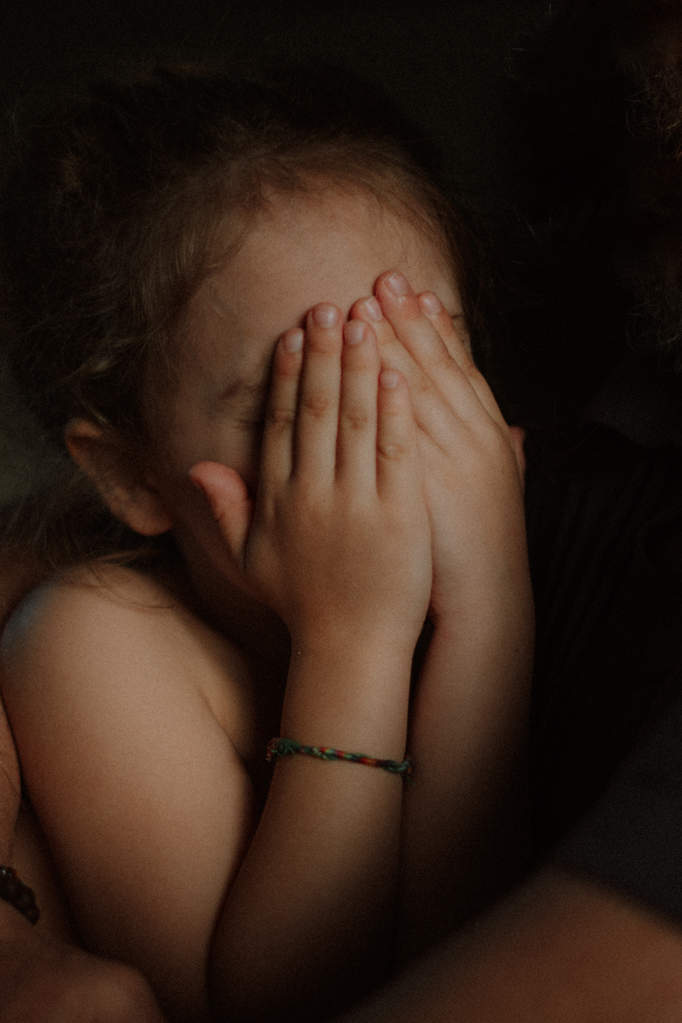 Enfant qui se cache le visage &agrave; la maison