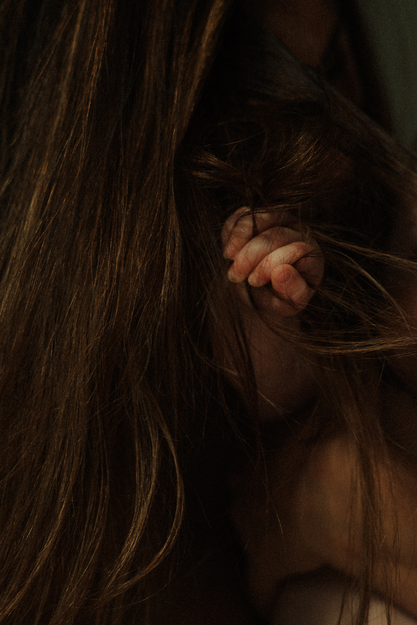 main dans les cheveux longs