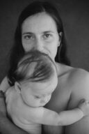 Portrait en noir et blanc d'une mère et son enfant