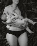 Une maman allaite en culotte dans son jardin