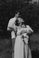 Un couple de parent en post-partum prend le soleil dans son jardin