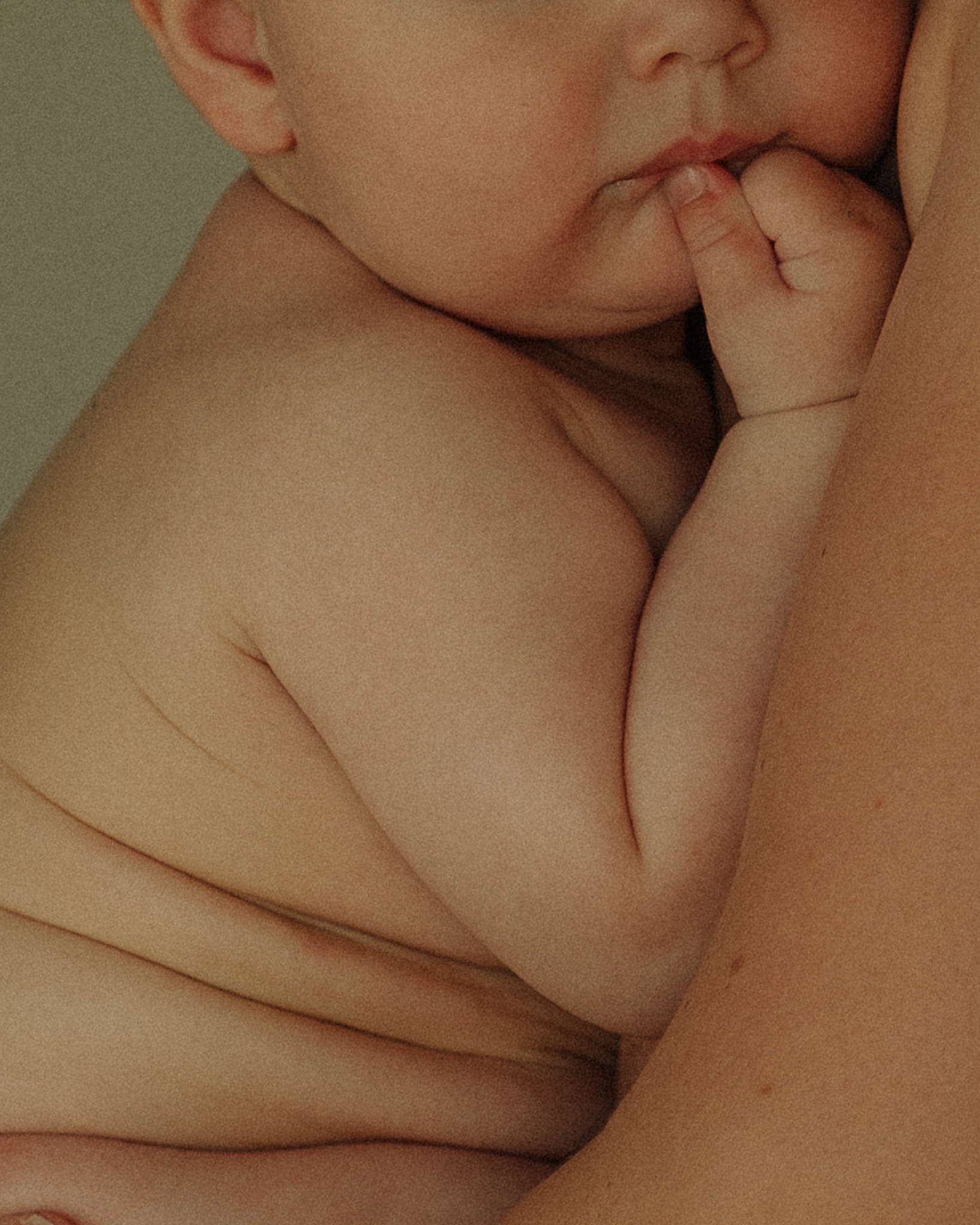 Un b&eacute;b&eacute; contre sa m&egrave;re