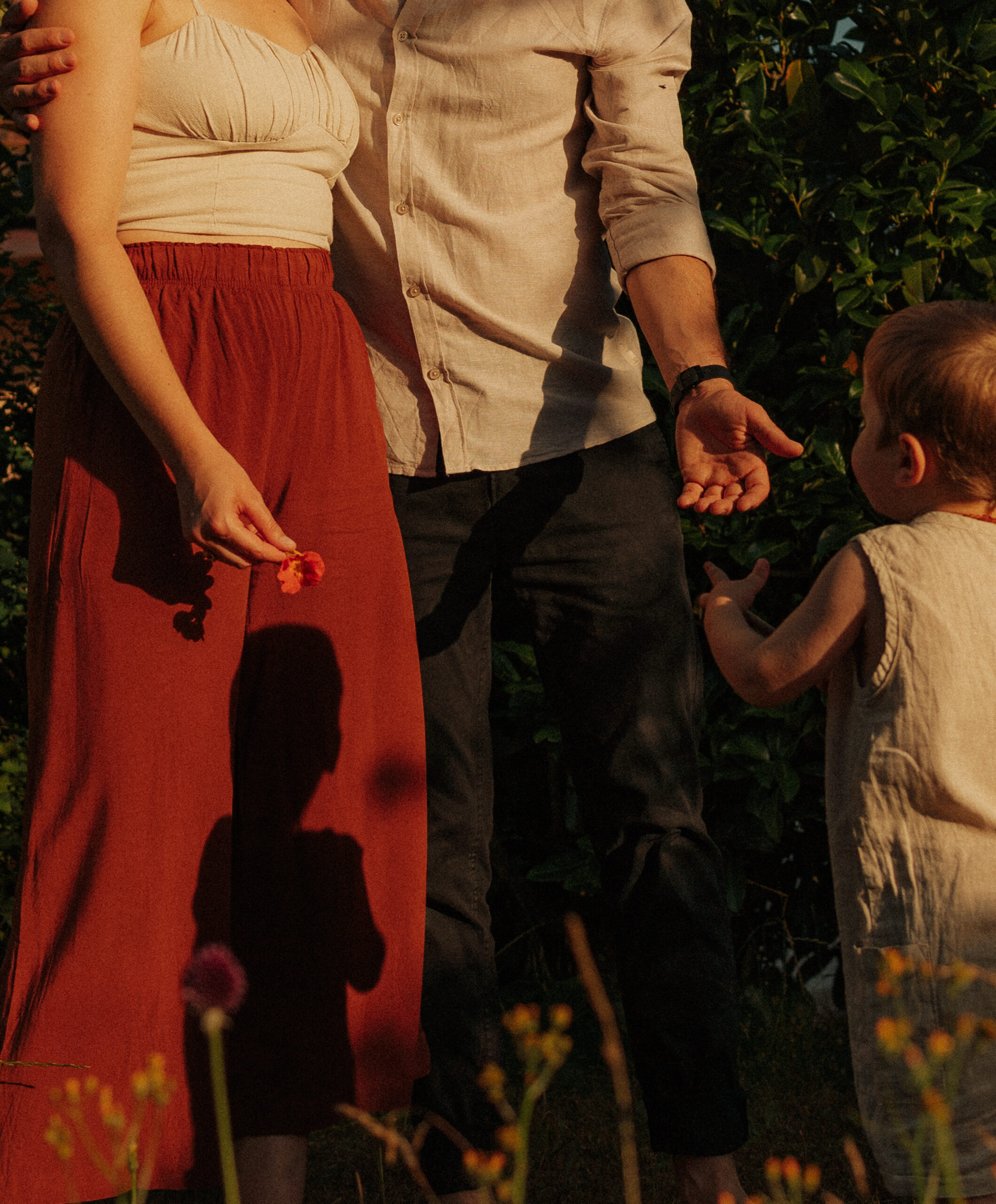 l'ombre d'un fils sur ses parents au couch&eacute; du soleil
