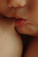 close-up sur une bouche de bébé qui allaite
