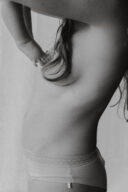 pied de bébé sur poitrine de sa maman