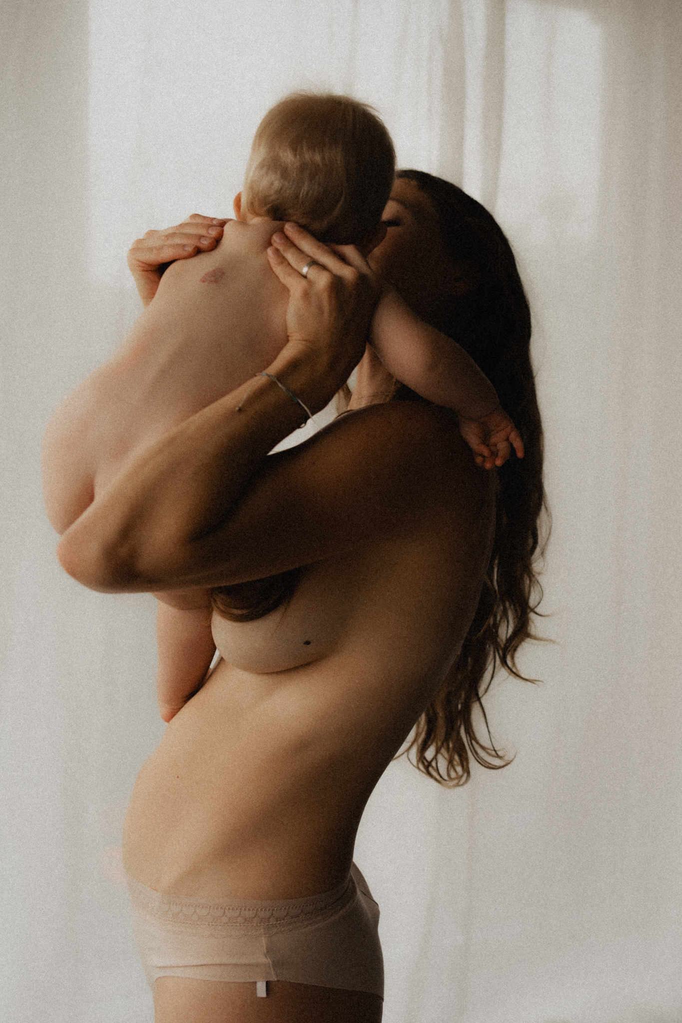 Une m&egrave;re porte son enfant